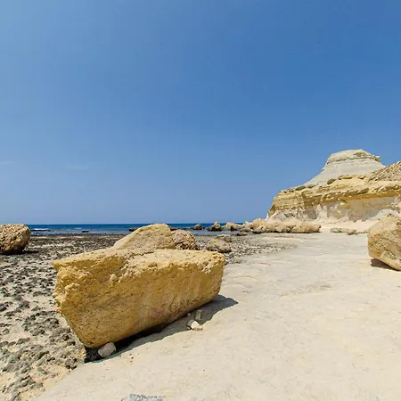 Spacious Seafront - 5 Mins From Beach Qbajjar