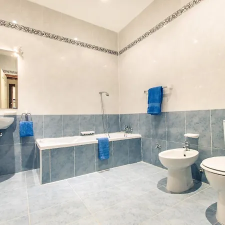 Apartment Spacious Seafront - 5 Mins From Beach