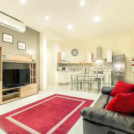 Spacious Seafront - 5 Mins From Beach 公寓