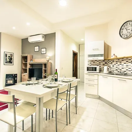 Spacious Seafront - 5 Mins From Beach *
